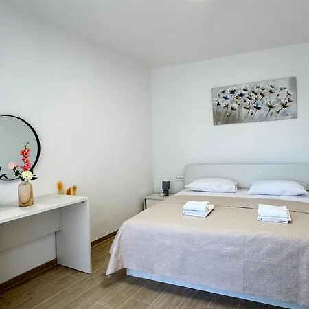 Flowers Pula, Center