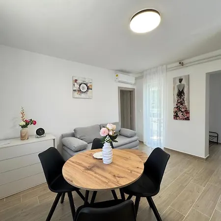 Flowers Pula, Center