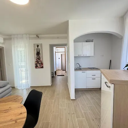 Lägenhet Flowers Pula, Center