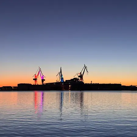 Flowers Pula, Center