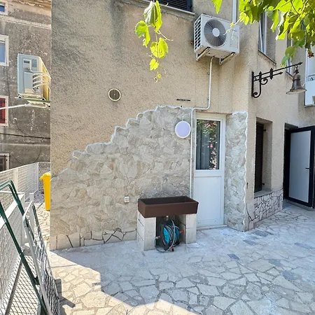 Flowers Pula, Center