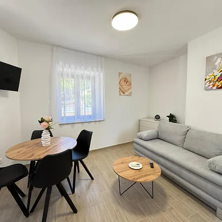 Flowers Pula, Center