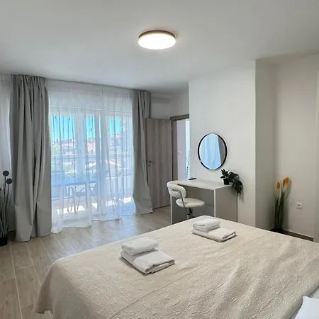 Flowers Pula, Center Pula