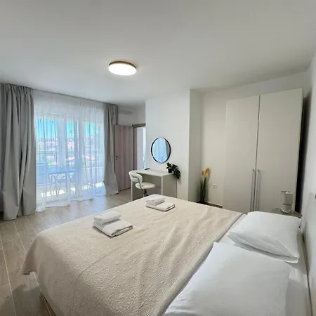 Flowers Pula, Center *