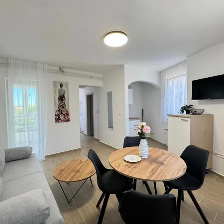 Flowers Pula, Center Apartament *