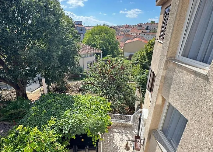 Flowers Pula, Center Apartament *