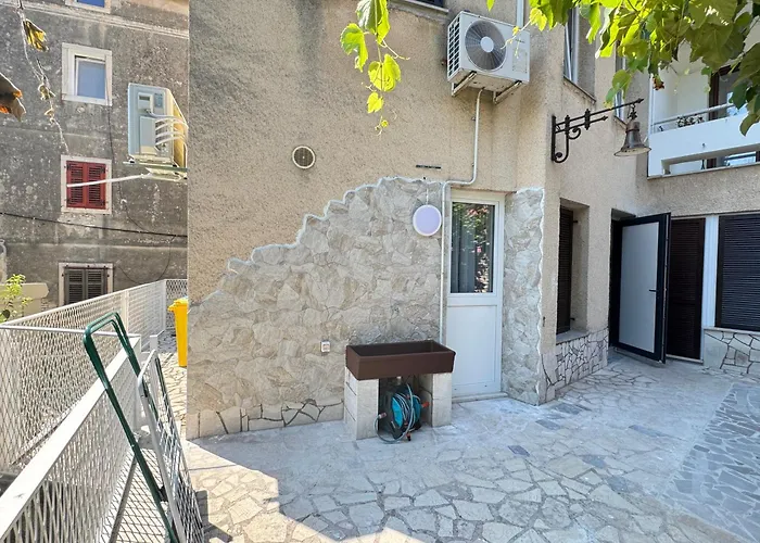 Flowers Pula, Center