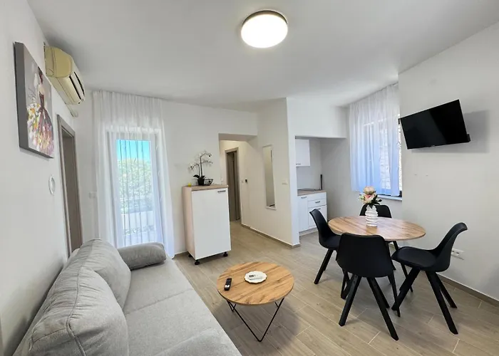 Flowers Pula, Center Pula