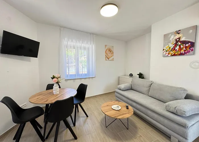 Flowers Pula, Center