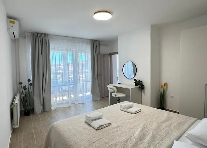 Flowers Pula, Center Pula