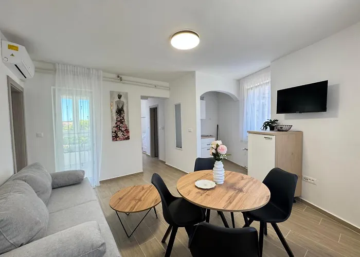 Flowers Pula, Center Apartament *