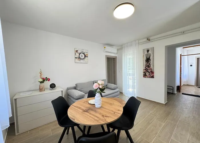 Flowers Pula, Center