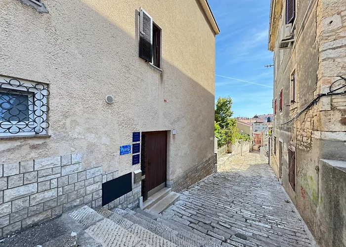 Flowers Pula, Center Apartament *