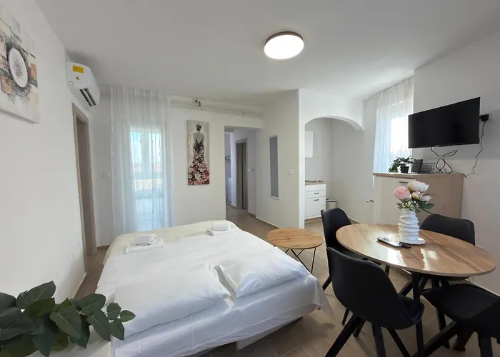 Flowers Pula, Center * Pula