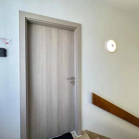 Flowers Pula, Center