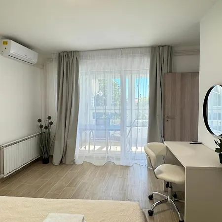 Flowers Pula, Center