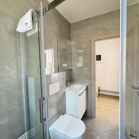 Flowers Pula, Center פולה